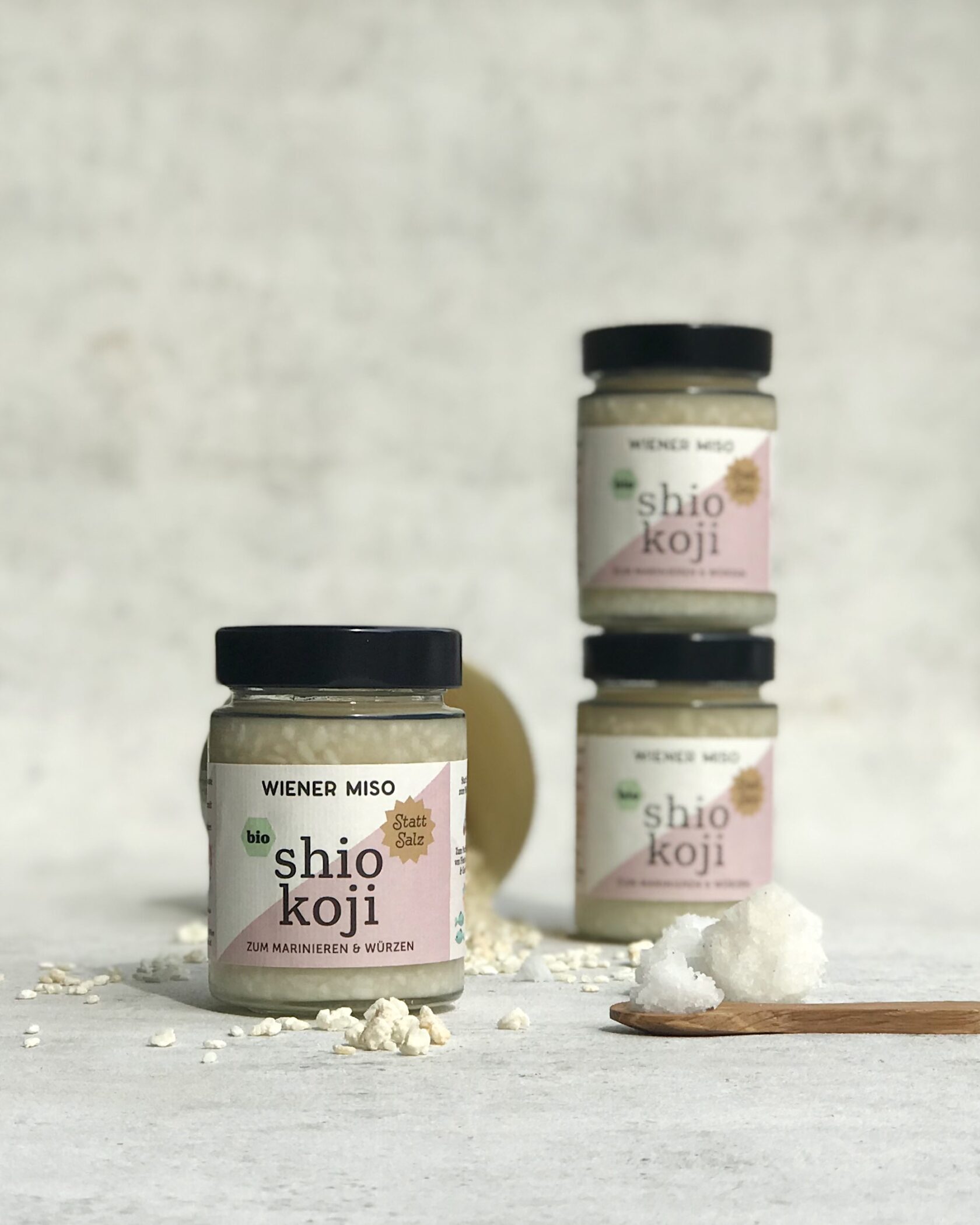Shio Koji ist eine enzymatische Würzmarinade und ein natürlicher Weichmacher der den Geschmack intensiviert und proteinreiche Lebensmittel zarter und haltbarer macht