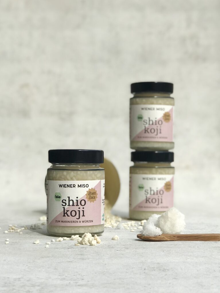 Shio Koji ist eine enzymatische Würzmarinade und ein natürlicher Weichmacher der den Geschmack intensiviert und proteinreiche Lebensmittel zarter und haltbarer macht