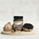 Umami shio koji ist eine Würzmarinade mit schwarzem Knoblauch und ist kräftig vollmundig und ideal zum Marinieren und Würzen von dunklem Fleisch und Tofu