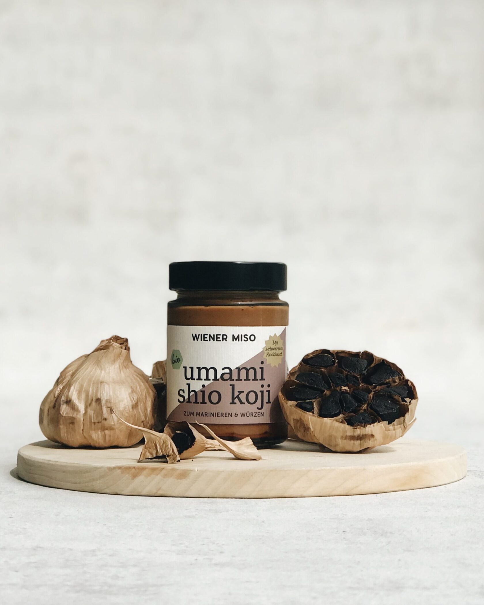 Umami shio koji ist eine Würzmarinade mit schwarzem Knoblauch und ist kräftig vollmundig und ideal zum Marinieren und Würzen von dunklem Fleisch und Tofu