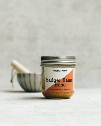 Das Badger Flame Gelbe Ruebe Miso wird aus einer besonderen Orange Gelben Ruebe und Kichererbsen hergestellt mit intensiver Farbe und Geschmack