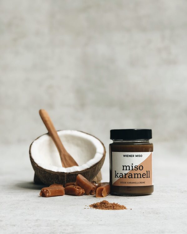Veganer suess salziger Karamell Aufstrich mit Miso Paste verfeinert