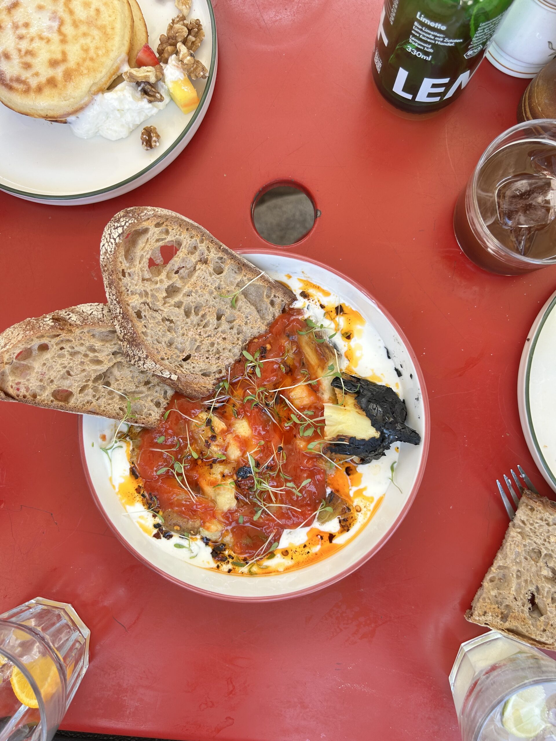 Melanzani mit Kapern-Miso-Sauce, Chili Crunch und Joghurt Dip