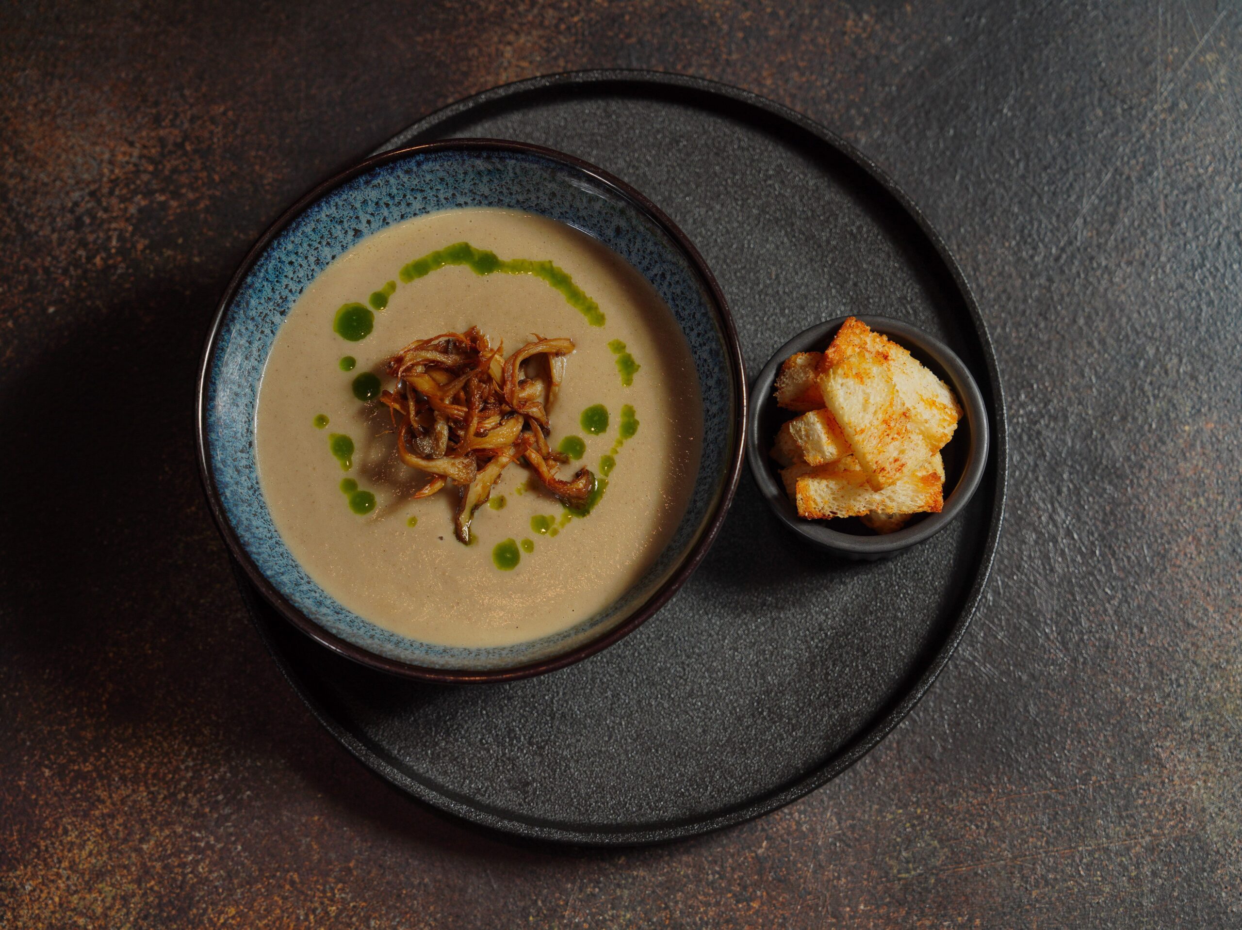 Erdäpfel-Lauch-Suppe mit Kürbiskernmiso